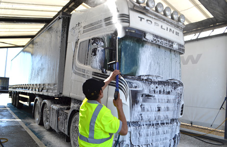 7876_the-big-hand-truck-wash-3