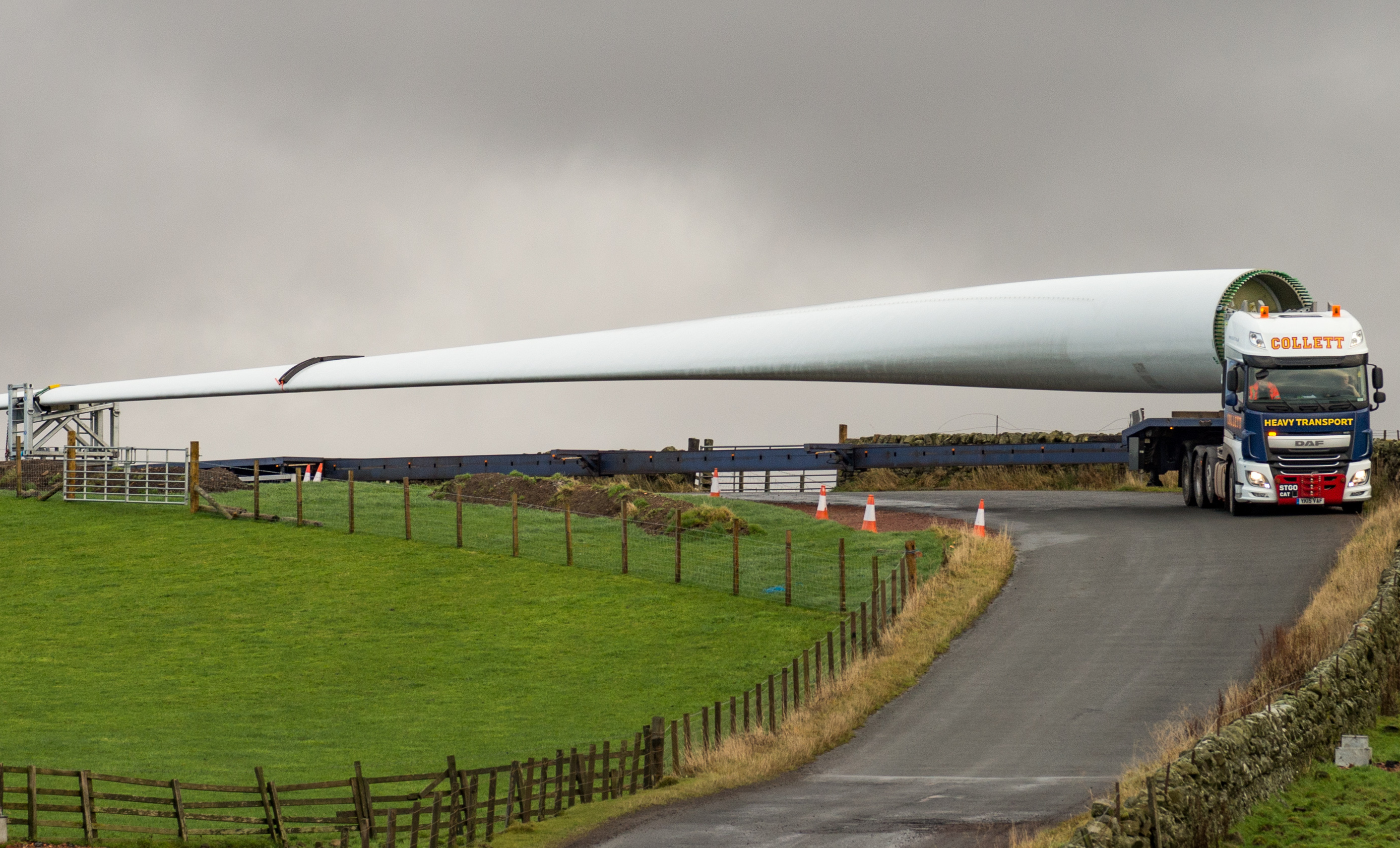 Collett-Heavy-Transport-moves-Turbine-Blades-Head-to-Muirhall-Wind-Farm-UK-Haulier.jpg
